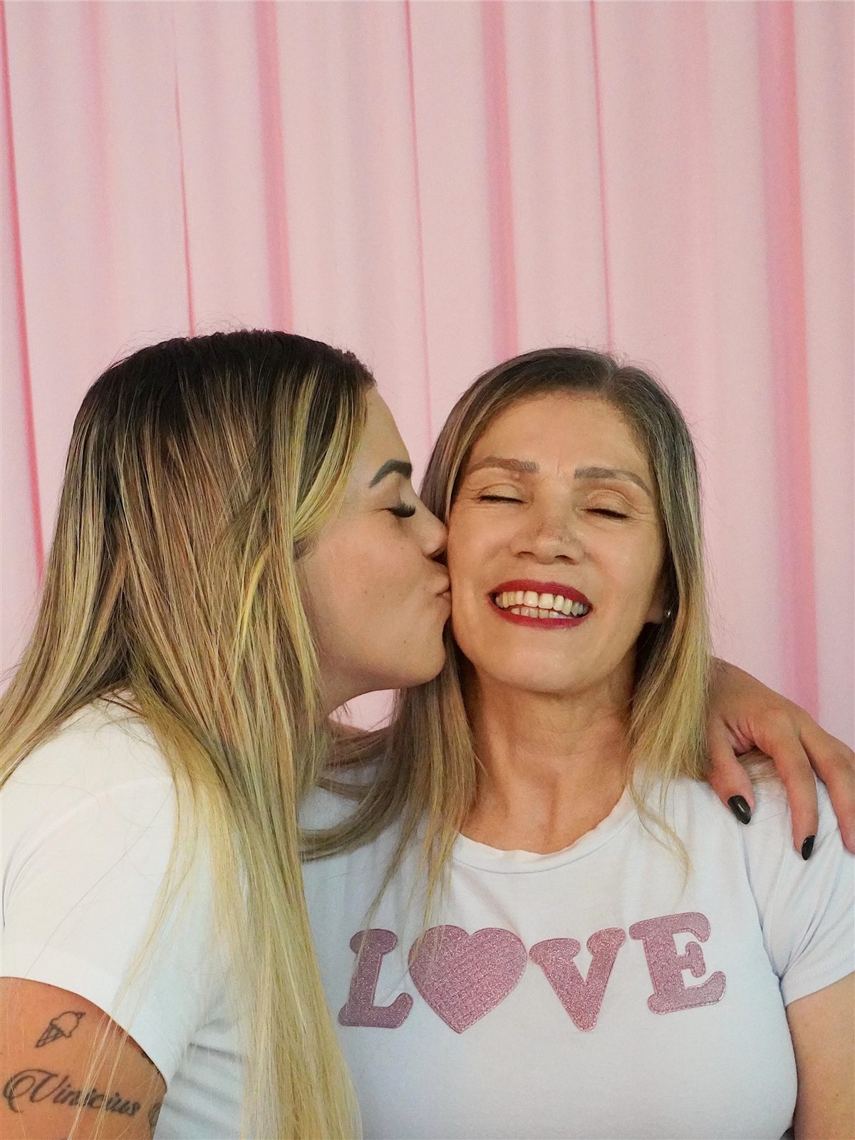 Mae e filha sorrindo na campanha FlexPe